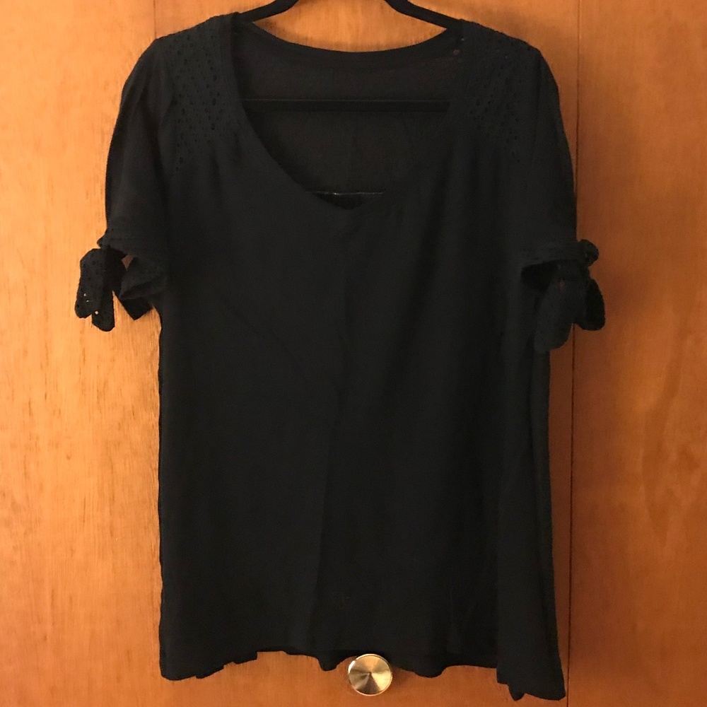 Like New!! Black T w.Eyelet Details & Ties
